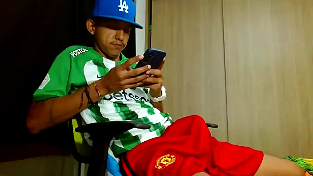 Snapshot of skinny23cm chatting on March 22, 2025, 10:06 am skinny23cm online show from March 22, 2025, 10:06 am