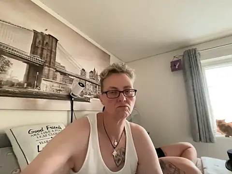 Curvy-Jinx online show from June 14, 2026, 7:27 pm