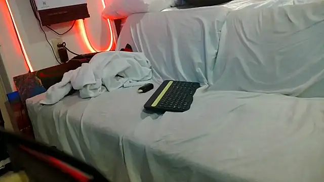 Luv2SuckBWC92 online show from November 15, 2025, 11:43 pm