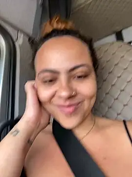 Chloe Leaozinho online show from October 19, 2025, 3:56 pm