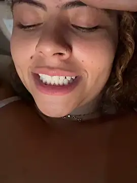 Chloe Leaozinho online show from May 16, 2026, 12:29 am