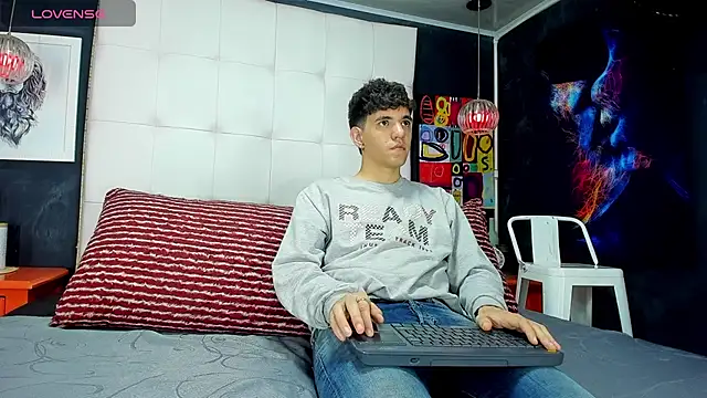 Matteo12  online show from September 13, 2025, 4:01 am