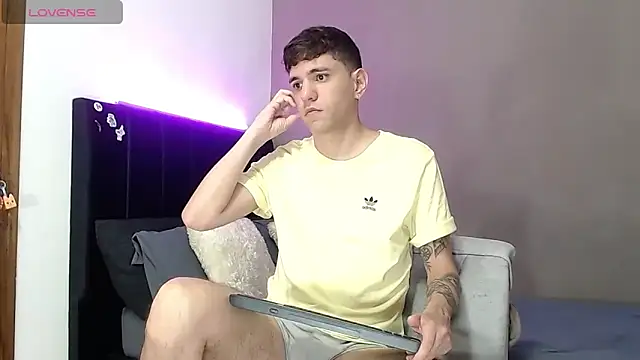 Matteo12  online show from April 12, 2026, 3:44 am