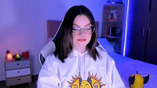 OphelianaRose33 online show from November 18, 2025, 10:14 pm