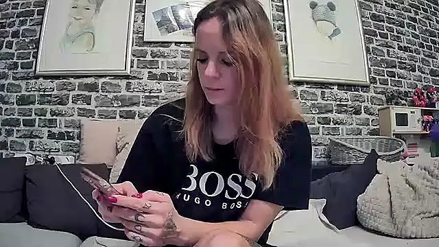 Snapshot of SexyMilf_37 chatting on September 28, 2025, 7:41 pm SexyMilf 37 online show from September 28, 2025, 7:41 pm