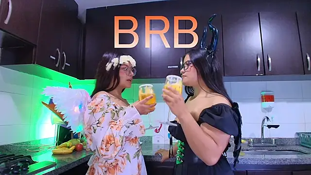 Lilith and Khloe online show from November 11, 2025, 11:21 am