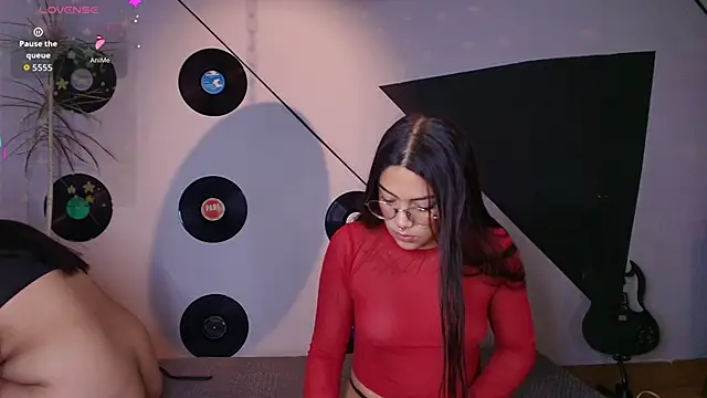 Lilith and Khloe online show from November 28, 2025, 11:24 am