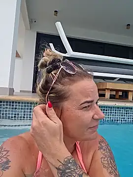 Mrs-Aurora online show from April 8, 2026, 3:23 pm