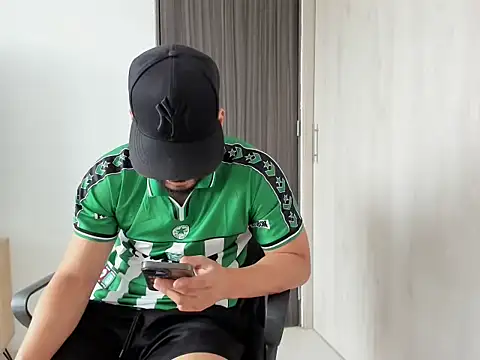 Snapshot of Apolo0608 chatting on October 27, 2025, 4:33 pm Apolo0608 online show from October 27, 2025, 4:33 pm