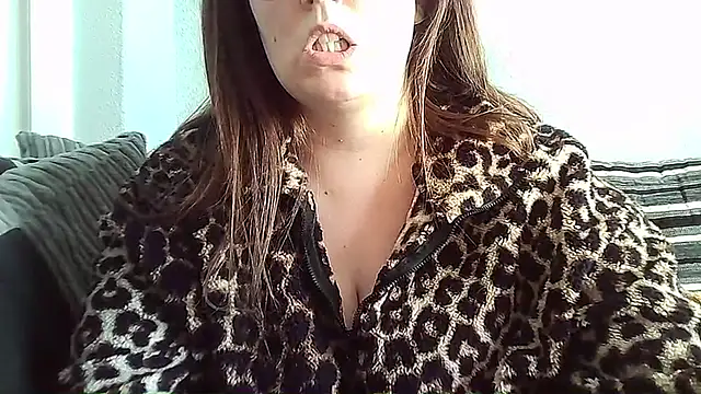 Snapshot of Curvy-BellaX chatting on October 22, 2025, 1:22 pm Curvy-BellaX online show from October 22, 2025, 1:22 pm