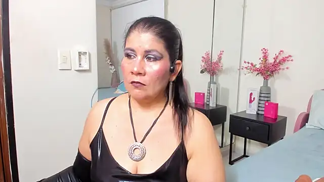 kiraGeiner online show from March 18, 2026, 8:01 pm