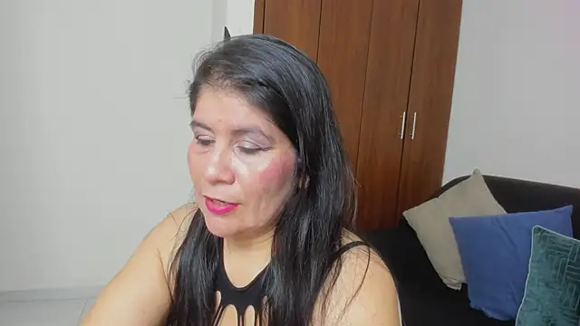 kiraGeiner online show from May 25, 2026, 1:11 am