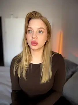 LilyFlamee online show from March 14, 2026, 2:55 pm