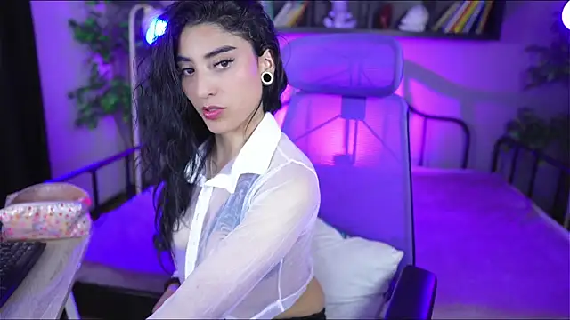 Emma and Issac online show from October 9, 2025, 4:43 am