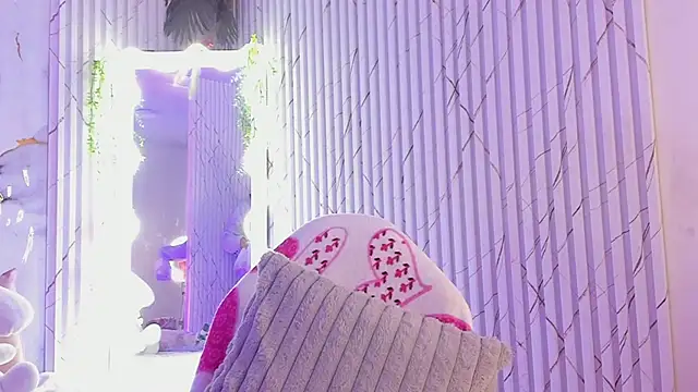 Naomy tay1 online show from April 19, 2026, 3:17 am