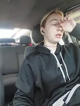 Reina Cummings online show from April 15, 2026, 5:03 am