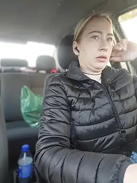 Reina Cummings online show from April 16, 2026, 5:19 am