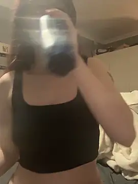 Snapshot of raen001 chatting on October 30, 2025, 5:35 pm raen001 online show from October 30, 2025, 5:35 pm