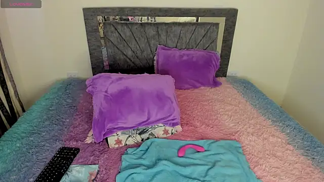 Laurasofia01 online show from April 18, 2026, 7:58 pm