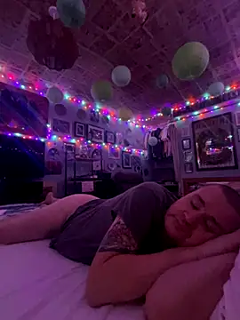 Snapshot of WriggleQuest chatting on November 8, 2025, 2:45 am WriggleQuest online show from November 8, 2025, 2:45 am