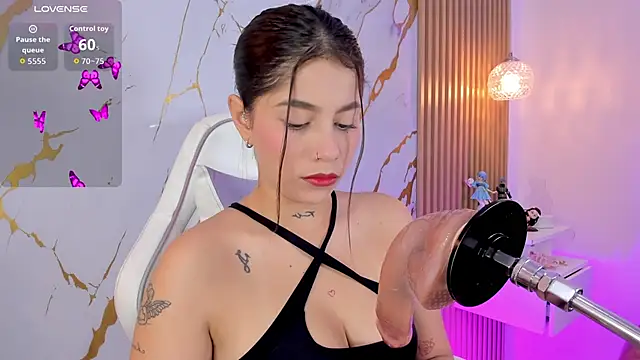 alissaowens  online show from November 30, 2025, 6:45 pm