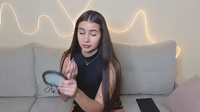 KathrynBrooks online show from November 17, 2025, 2:23 pm