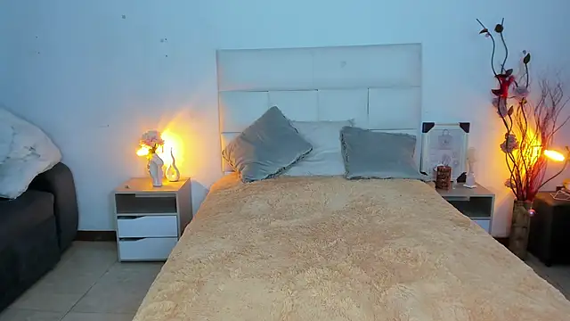 hannahdvil1 online show from November 11, 2025, 11:43 am