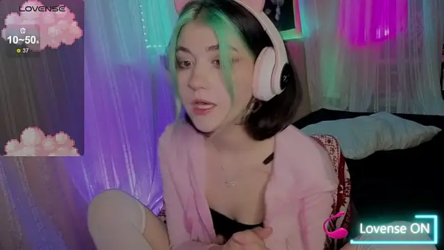 Snapshot of Miko_Meow chatting on December 20, 2025, 12:29 am Miko Meow online show from December 20, 2025, 12:29 am