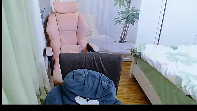 Winnie-01 online show from April 14, 2026, 2:56 pm