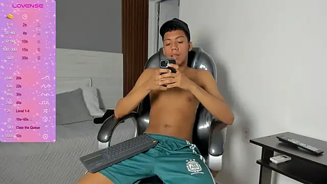 Brunette  boy online show from November 15, 2025, 3:26 am