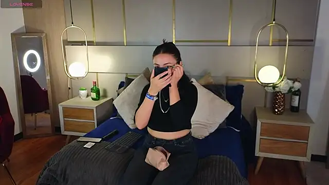 Lina Montclair online show from April 21, 2026, 6:55 pm