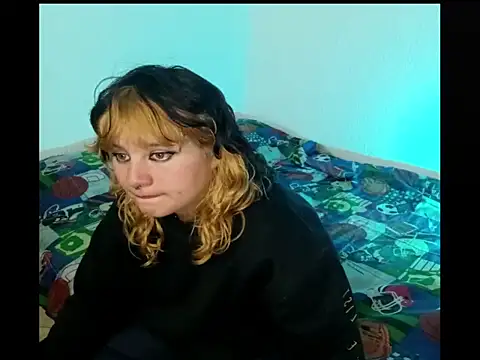 Snapshot of _MoonBlue_ chatting on September 24, 2025, 7:17 pm MoonBlue online show from September 24, 2025, 7:17 pm