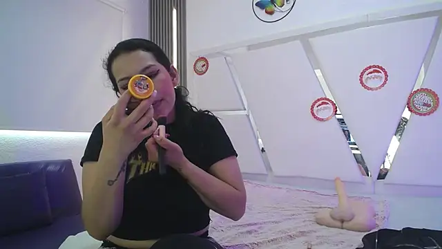 Mia garcia28 online show from December 3, 2025, 7:23 pm