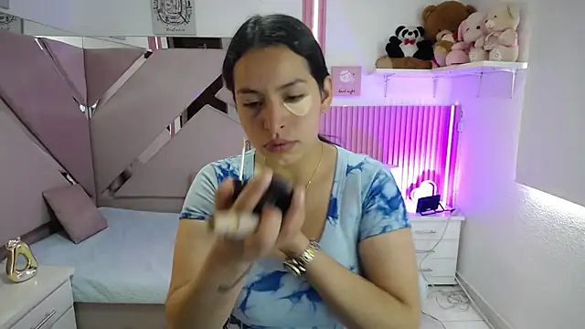 Mia garcia28 online show from July 15, 2026, 3:39 pm