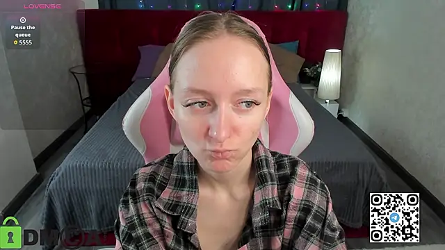 Snapshot of Mia_E1fie chatting on February 3, 2026, 11:32 pm Mia E1fie online show from February 3, 2026, 11:32 pm