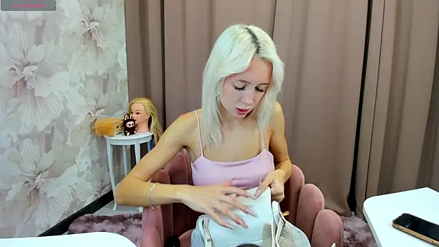 cute luucy online show from October 10, 2025, 4:00 am