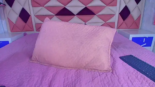 Snapshot of valecastro_ chatting on September 13, 2025, 7:24 pm valecastro  online show from September 13, 2025, 7:24 pm