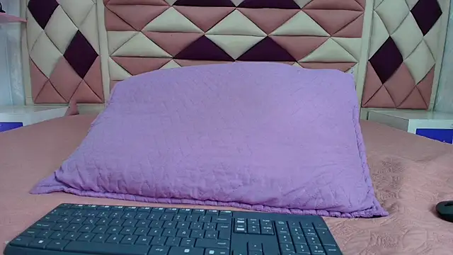 Snapshot of valecastro_ chatting on October 6, 2025, 7:22 pm valecastro  online show from October 6, 2025, 7:22 pm