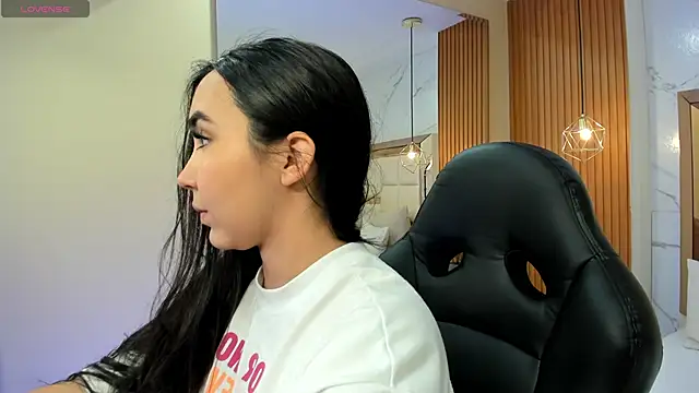 julieta rosee online show from January 13, 2026, 9:53 pm