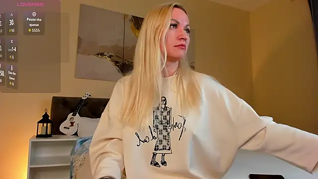 KiraSun online show from October 16, 2025, 12:06 pm