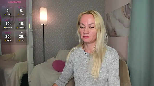 KiraSun online show from November 6, 2025, 12:06 pm