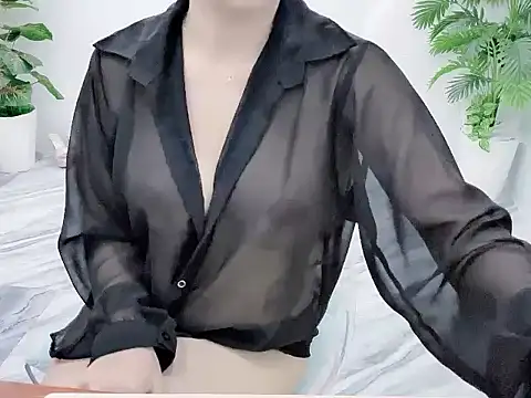 Lyly-2k5 online show from October 5, 2025, 2:04 pm