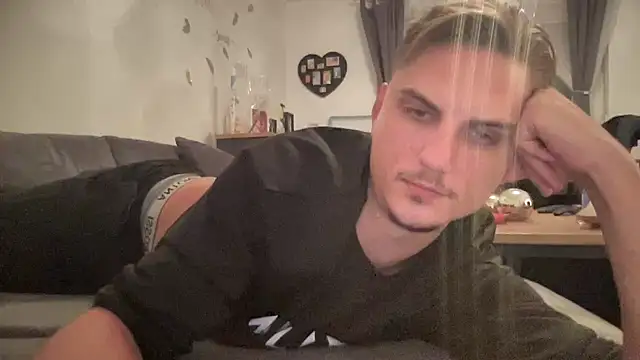 Snapshot of Sweetbooy90 chatting on October 10, 2025, 9:14 pm Sweetbooy90 online show from October 10, 2025, 9:14 pm