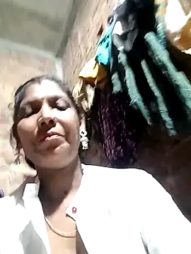 Snapshot of Savita992 chatting on October 6, 2025, 5:43 pm Savita992 online show from October 6, 2025, 5:43 pm