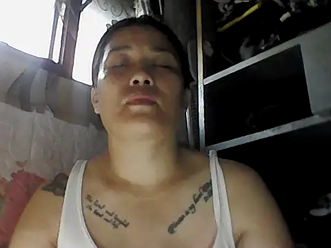 Snapshot of Uniquebeauty32 chatting on July 18, 2026, 5:00 am Uniquebeauty32 online show from July 18, 2026, 5:00 am
