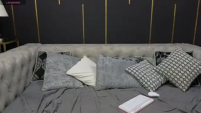 Holypinkie online show from October 31, 2025, 2:01 am