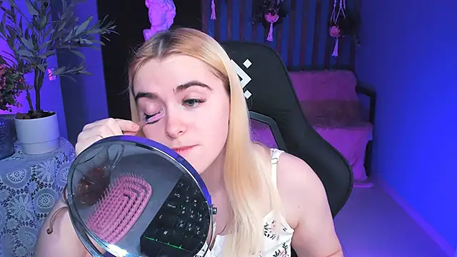 Stef Nicks online show from December 1, 2025, 9:03 am