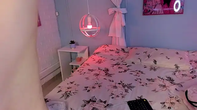 Hannahpage online show from December 3, 2025, 12:36 pm