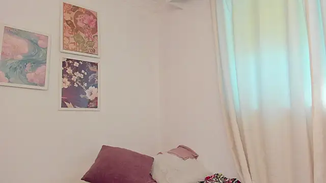 canelleGarces online show from April 1, 2026, 12:39 pm