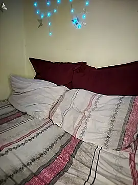 Seductive Yellow Titties online show from February 14, 2026, 9:17 am